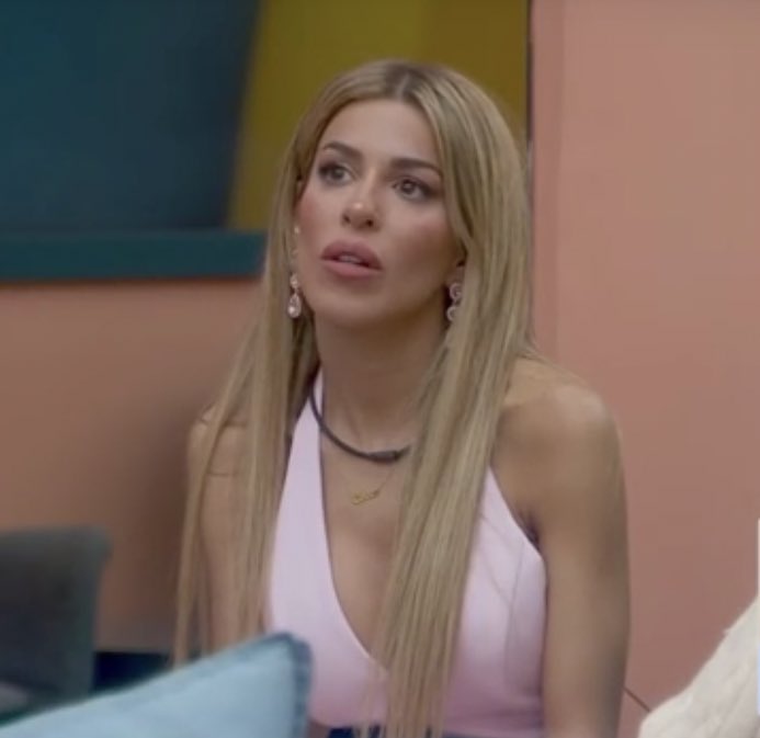 Las cámaras solo apuntan a una persona 

La Reyna
 #LCDLF6