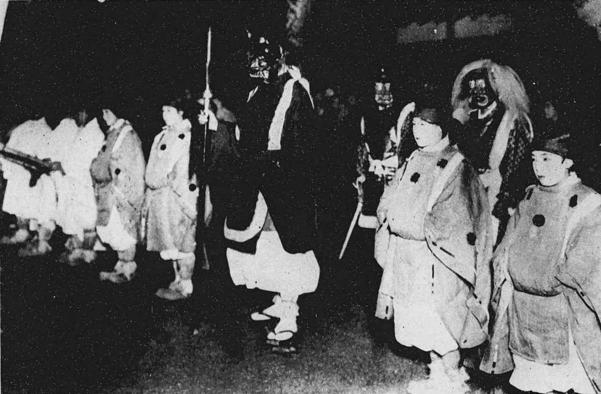 この平安神宮で一度だけ行われた追儺式(※現在のものとは系統が異なる)とそれに続く吉田神社・鞍馬寺・梨木神社の式は、全て江馬務が監修して復古したもの
今では再び失われた式もあるけど、その内容は全部ウチが調査して、当時の式次第や写真、絵図など全て網羅したよξ😊ξ
#なぜなについなちゃん
