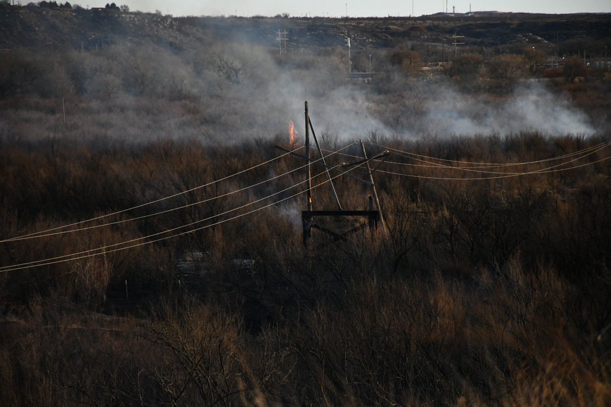 JonTheStormGuy's tweet image. Photography I did for @NewsChannel10 during the fire near Borger earlier with @Annuh_wx 

@SparkServiceWX  fire is now 80% contained burned nearly 300 acres in about 2 hours 

#txwx #wxtwitter #wildfire