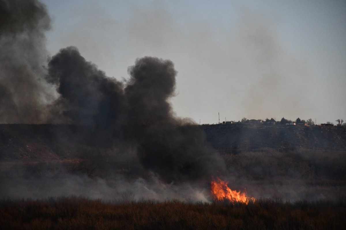 JonTheStormGuy's tweet image. Photography I did for @NewsChannel10 during the fire near Borger earlier with @Annuh_wx 

@SparkServiceWX  fire is now 80% contained burned nearly 300 acres in about 2 hours 

#txwx #wxtwitter #wildfire