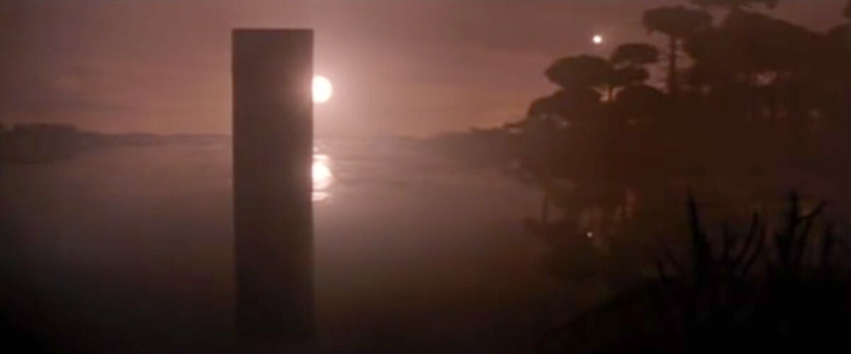 #この映画のこのシーンに惚れた

ALL　THESE　WORLDS
ARE　YOURS　EXCEPT
　　      EUROPA
          ATTEMPT　NO
       LANDING　THERE
USE　THEM　TOGETHER
USE　THEM　IN　PEACE