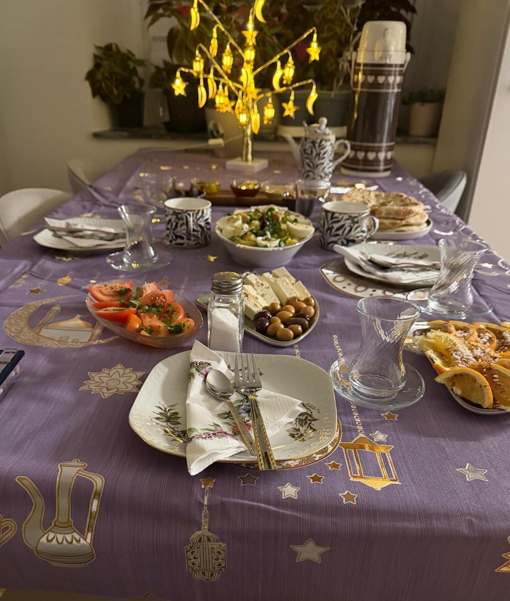 9 Ramazan sonra babamla ilk sahurum. Acaba sahurda ne yedi  sorusu, boğazıma duran lokmalar, sofrada donan bakışlar… Çok şükür artık geride kaldı. Elhamdullilah.