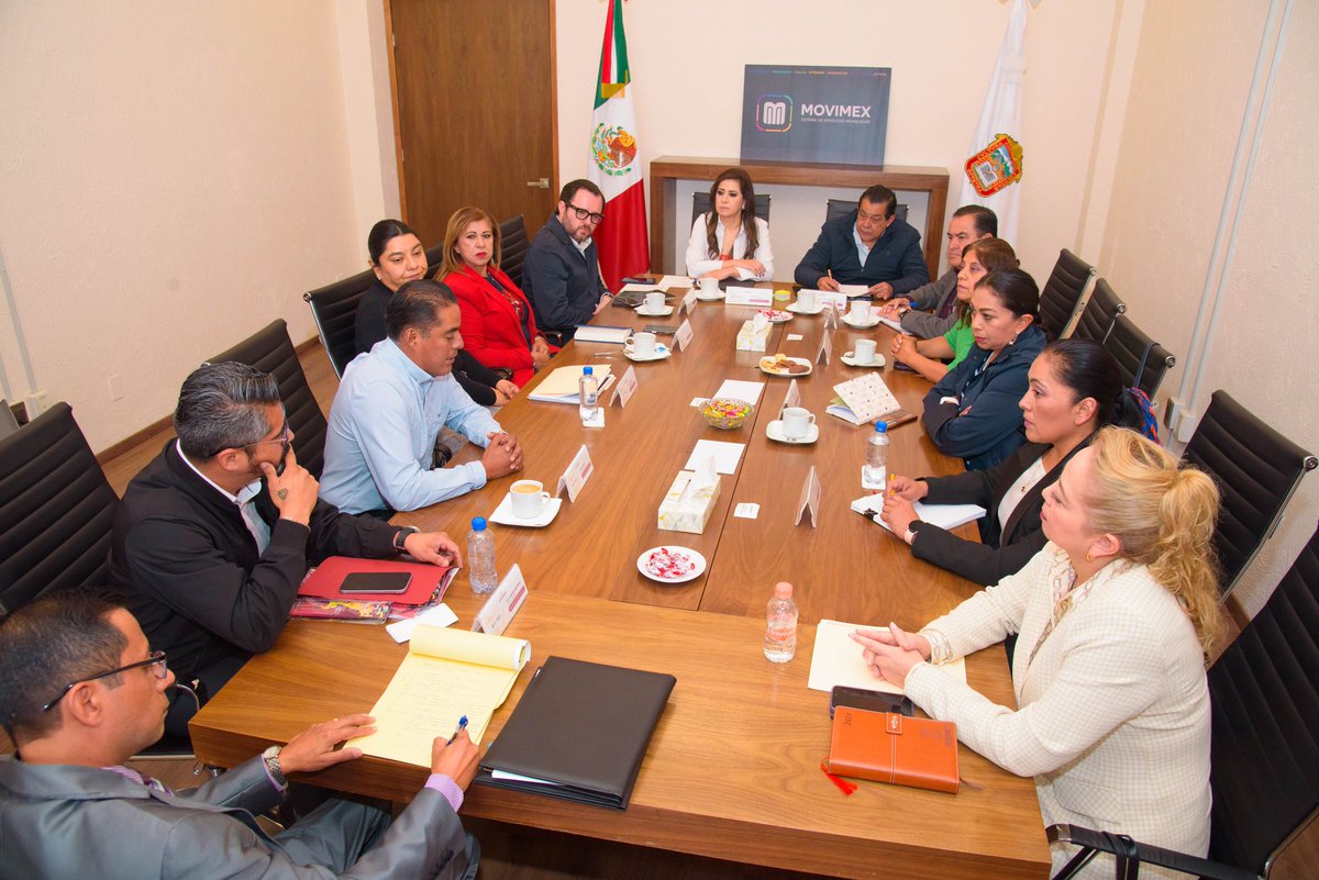 Tuve oportunidad de reunirme con Laura Teresa González, titular de la <a href="/SedecoEdomex/">Secretaría de Desarrollo Económico del GEM</a>, y presidentas y presidentes municipales para revisar el Plan Integral de Movilidad en la zona del #AIFA, y coordinar esfuerzos para impulsar uno de los polos de desarrollo más importantes del