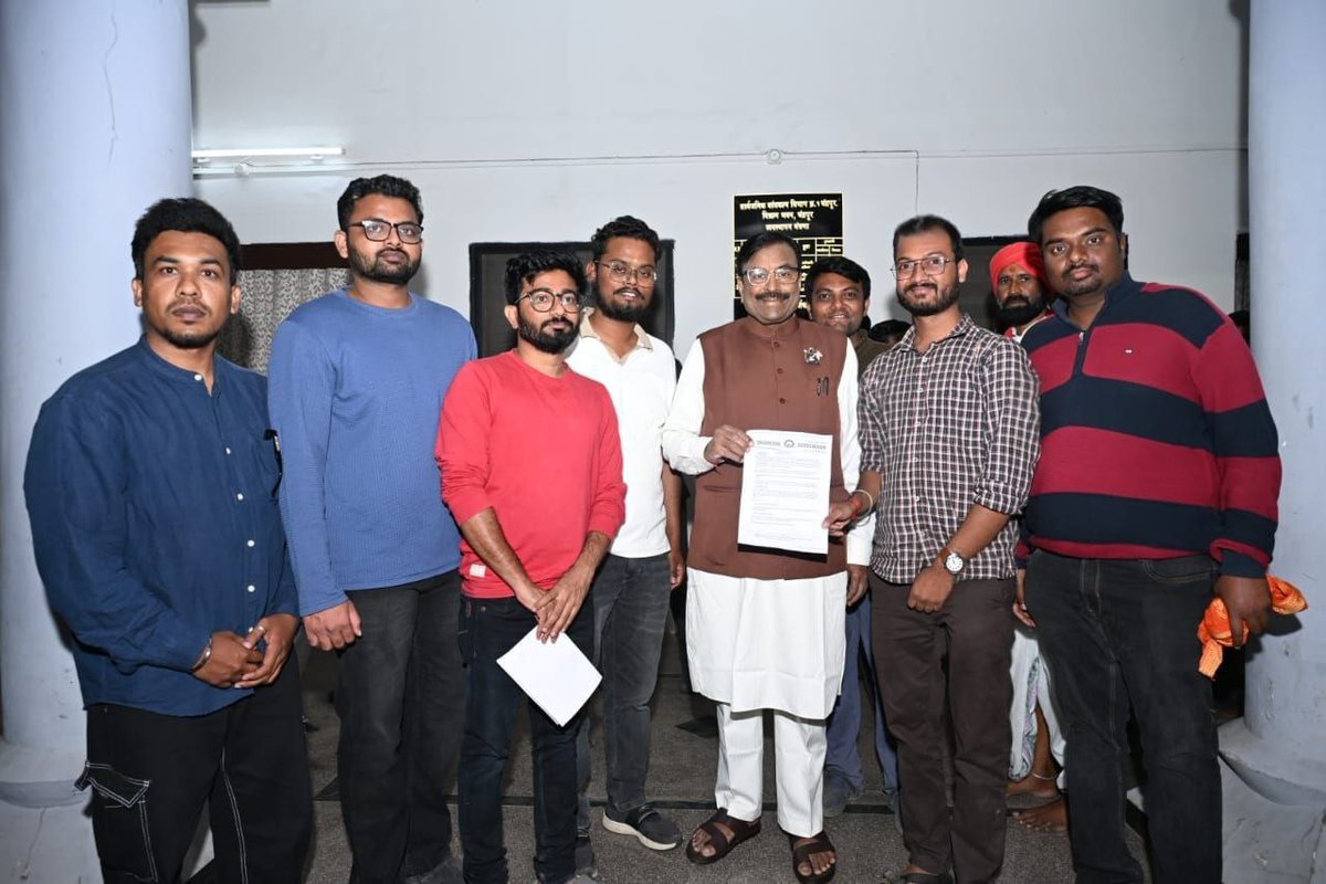 अभियांत्रिकी उमेदवारांच्या प्रलंबित जलसंधारण आणि जलसंपदा विभागाच्या पदभरती बाबत चंद्रपूर येथे उमेदवारांनी मा.मंत्री <a href="/SMungantiwar/">Sudhir Mungantiwar</a> साहेबांना भेटून निवेदन दिले.
<a href="/RVikhePatil/">Radhakrishna Vikhe Patil</a> 
<a href="/girishdmahajan/">Girish Mahajan</a> 
<a href="/Deepakk75058621/">Deepak Urmil Shiv kapoor IAS</a> 
<a href="/CMOMaharashtra/">CMO Maharashtra</a> 
<a href="/SanjayDRathods/">Sanjay Rathod</a> 
#WCD_Recruitment 
#WRD_JE_Recruitment