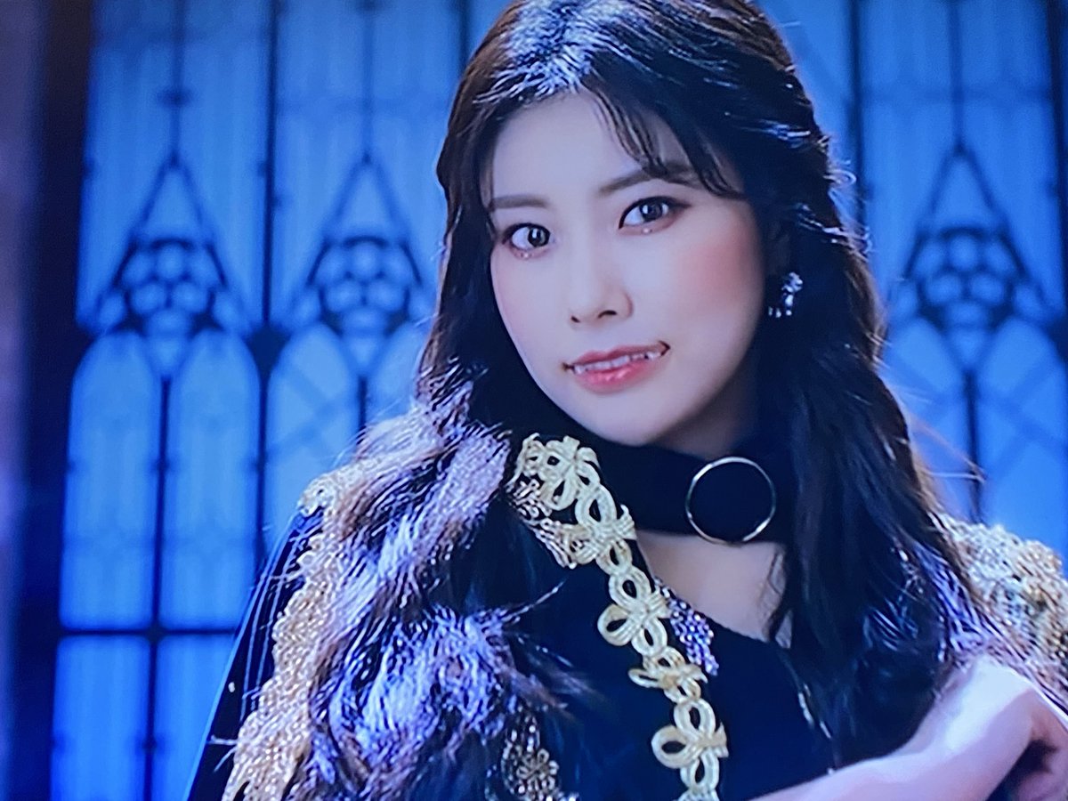 kotvampire's tweet photo. IZ *ONE「Vampire」(2019)MV② https://t.co/wHi6bDFdh6