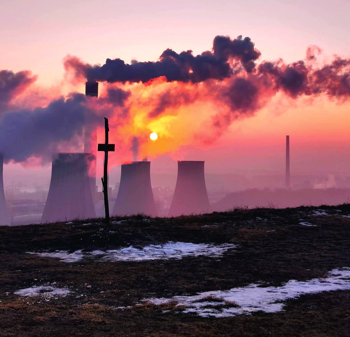 ŁAZISKA GÓRNE 
Zachód słońca ze Skalnego
📸/Luty '2026/
#ZimaWŁaziskach❄️