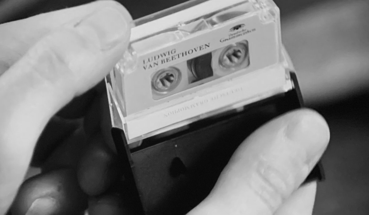 アレックスはアンティークなオーディオ機器を愛好する若き「通」という