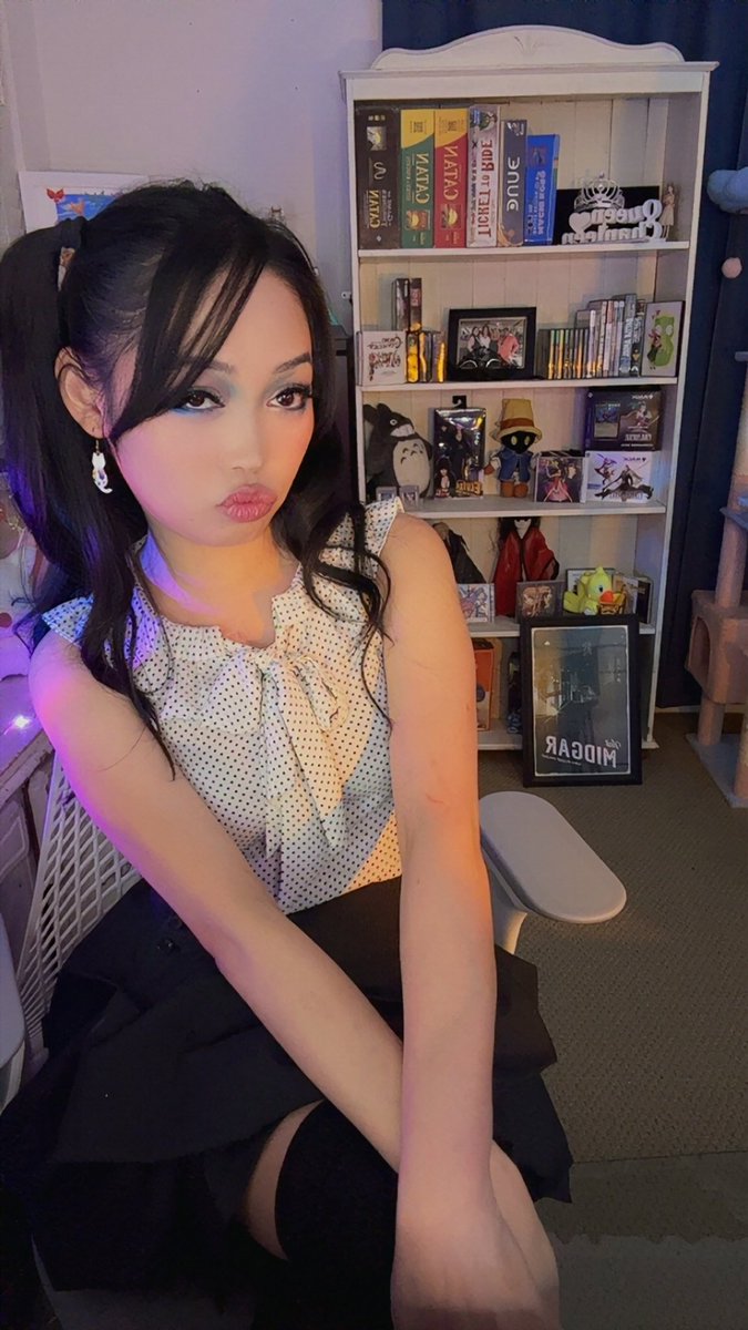 We are one shot, but still going!  LIVE with RE Code Veronica 💖🥰💖. My obsession Darkest Dungeon chaser 🔥🔥🔥

twitch.tv/queenchanleen