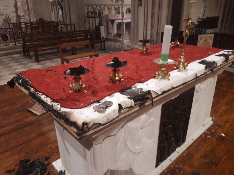 😡 Vándalos intentaron reducir a cenizas el altar de mi iglesia en Chécy prendiéndole fuego. (A 10 minutos de Orleans, una de las ciudades de la cruzada de Juana de Arco) 
⚔️ ¡Bien hecho a los feligreses que defendieron el altar!