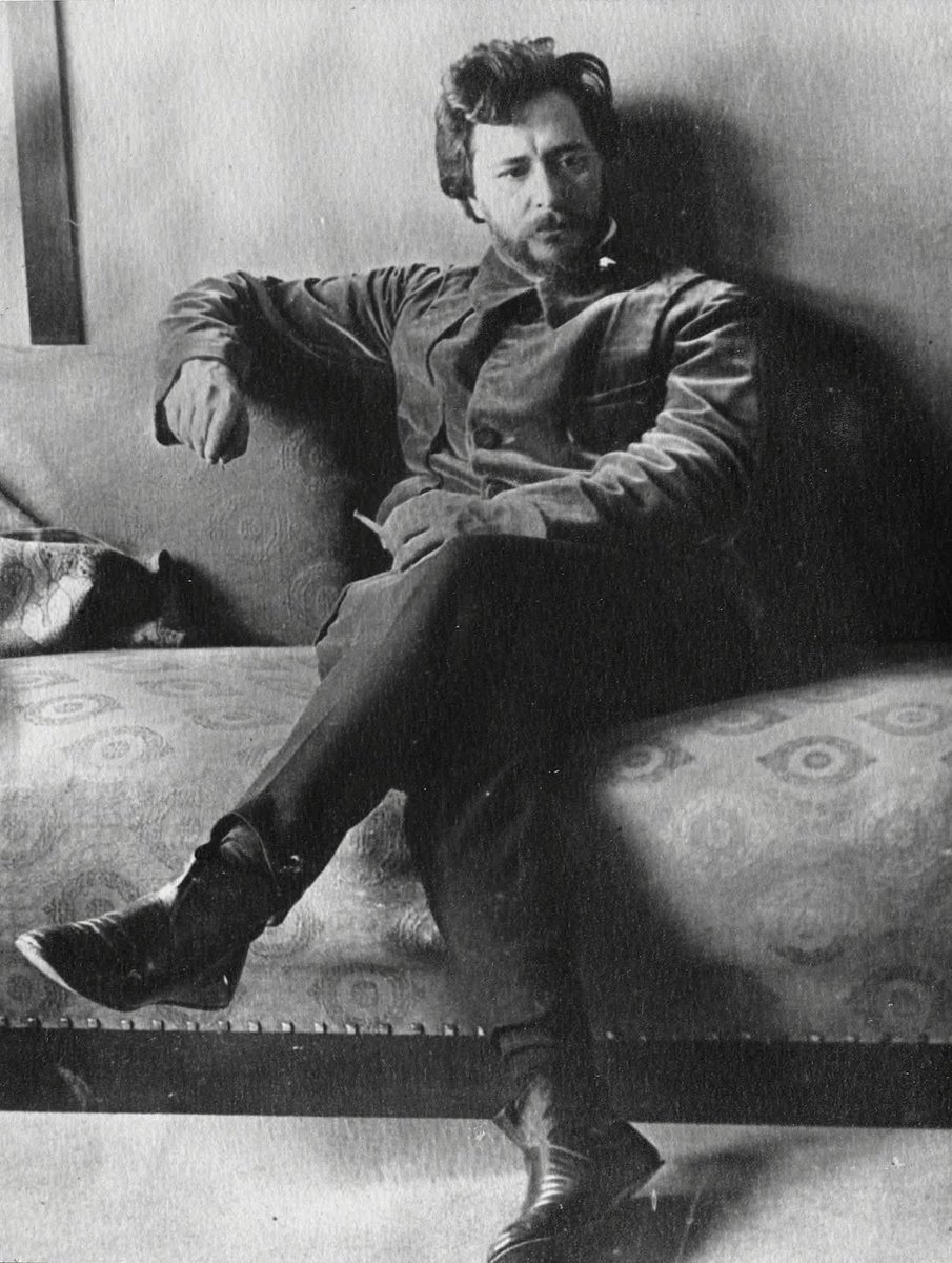 Arteymas_'s tweet photo. "Yo no amo a nadie y no quiero nada, excepto soledad y reposo, reposo y muerte o como se llame eso donde ya nadie molesta, ni te nombra, ni viene tarde o temprano. Estoy cansado".

Leonid Andréiev | El abismo https://t.co/VKjic48tZj