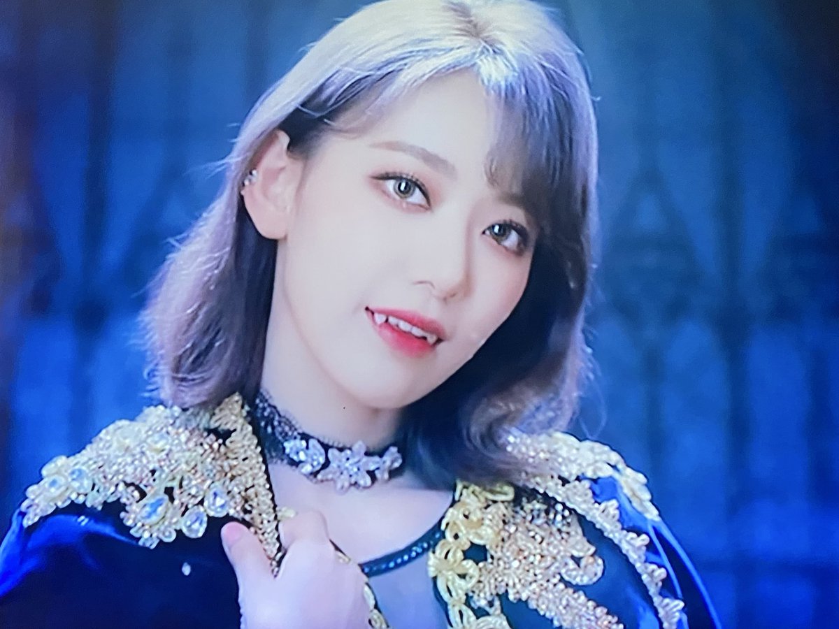 kotvampire's tweet photo. IZ *ONE「Vampire」(2019)MV③
→ LE SSERAFIM
(CHAEWON、SAKURA)
 → IVE
(WONYOUNG、YUJIN) https://t.co/riiHmvs02J