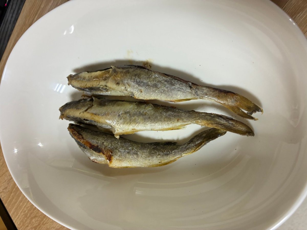 shiretokonemuro's tweet photo. 皆さんは氷下魚（こまい）をご存じでしょうか？根室を含む道東エリアでは冬の大衆魚として親しまれています。フライパンなどで皮に軽く焼き色がつくまで焼き、マヨネーズをつけて食べると絶品です。マヨネーズに一味唐辛子を加えて食べるのも美味しいです。 https://t.co/37LbdXUfKx