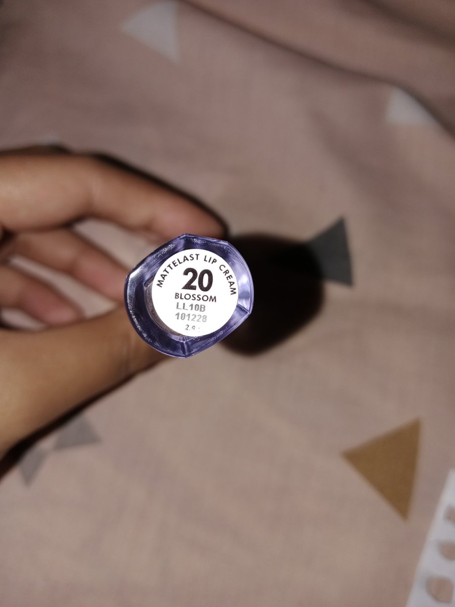 sassch_'s tweet photo. @unicefess wts lip cream omg shade 20 belum pernah dipake (salah beli shade) 17k aja https://t.co/aaLKY7kJXB