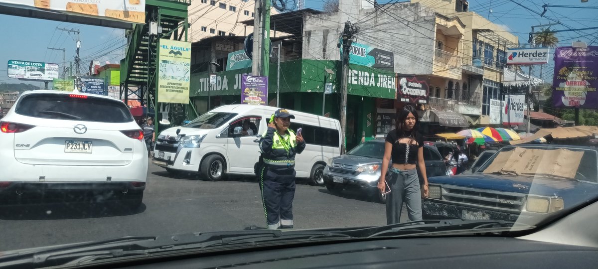 ClarOscuroNews's tweet image. El congestionamiento se incrementa en el ingreso a #Barberena, #SantaRosa donde los agentes de la PMT provocan el gigantesco atasco. 
Foto Rony Véliz #NoticiasClaroscuro