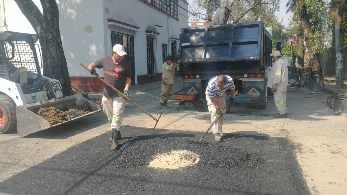 Alcaldia_Coy's tweet photo. 🔧✨ Más calles en mejores condiciones.

Atendimos reportes y realizamos bacheo en CTM Culhuacán, Avante, Copilco el Alto, Del Carmen, Pueblo de Los Reyes y col. Educación, fortaleciendo el tránsito en estas zonas.

Trabajamos todos los días por un Coyoacán más ordenado. https://t.co/urUBcoXih9