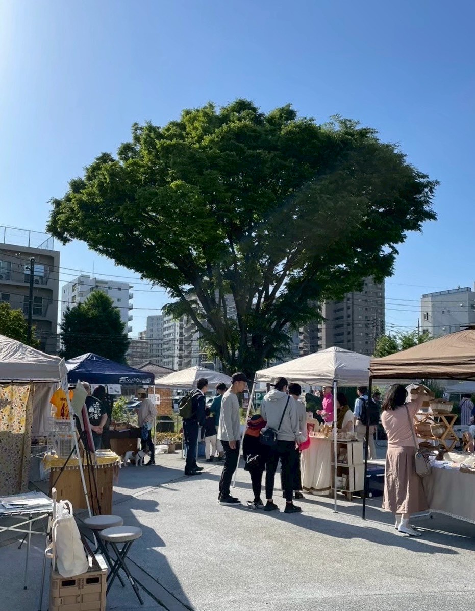 sangyo_asaka's tweet photo. 新鮮野菜、おいしい食べ物、お得な雑貨などが並ぶ「あさか朝市」拡大版が開催されます！

毎月第一日曜日7～9時ですが…
3月は特別に13時まで延長されますのでぜひお越しください！

日時 令和8年3月1日(日)午前7時～午後1時
場所 朝霞市役所　花の池テラス周辺

詳細はこちら https://t.co/VG5pmOHfnh https://t.co/bH2LWjR2g4