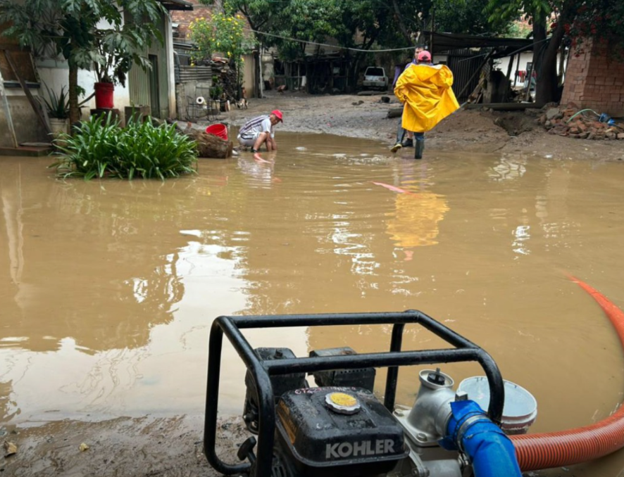 COENPeru's tweet photo. La madrugada de hoy se produjeron #LluviasIntensas en el C. P. Jancao, distrito #Amarilis, provincia y departamento Huánuco, que dejaron viviendas afectadas, destruidas e inhabitables, así como daños en vías urbanas. Personal edil trabaja en la limpieza de los predios y movilizó una retroexcavadora a la zona de emergencia. En tanto, el #GORE, en coordinación con la municipalidad local, ejecuta acciones de respuesta con apoyo de motobombas y herramientas manuales. La #EDAN continúa en proceso.