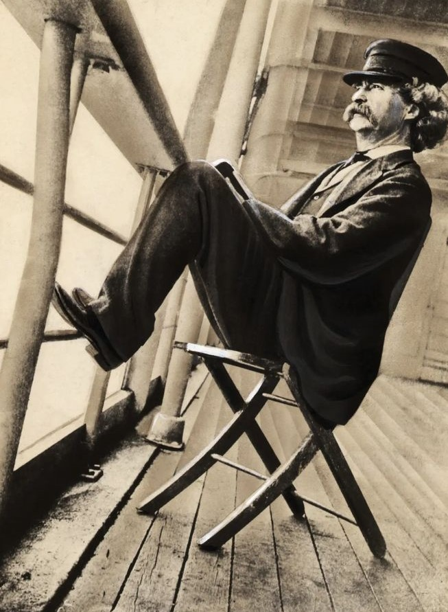 "Buenos amigos, buenos libros y tener una conciencia tranquila: esta es la vida ideal".

- Mark Twain