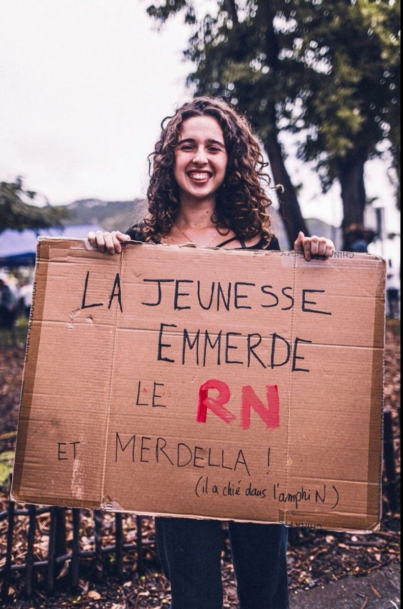 Cette nuit j'ai rêvé que j'allais être chiant, du coup j'me suis levé et j'vais l'être..
J'emmerde les fascistes.
Ne vs trompez pas de colère, le #RN est le meilleur allié du capitalisme, du sionisme et des racistes.
Bonne journée.