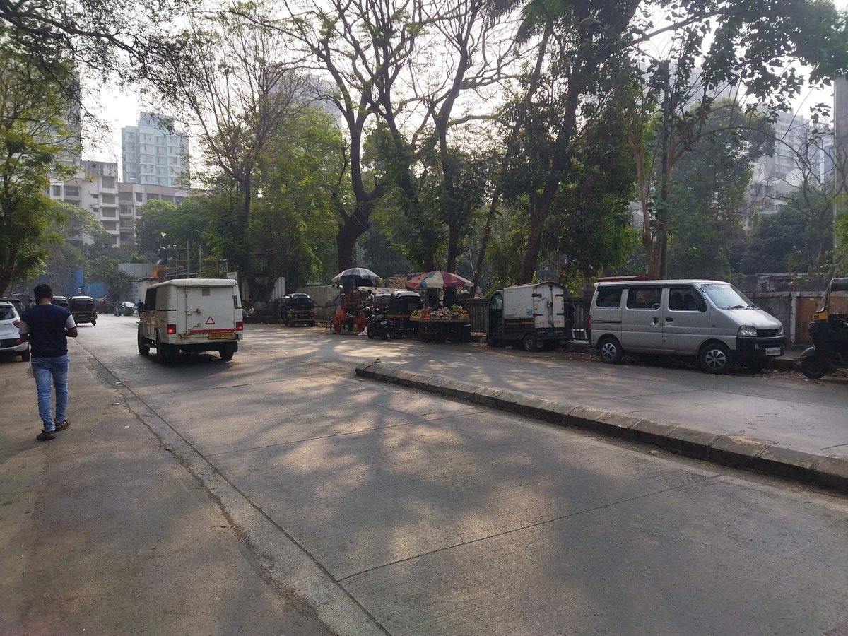 prasadchavan000's tweet photo. @mybmcWardRC @CPMumbaiPolice @mybmcRCWard @mybmc हा परिसर पोलिस बीट क्रमांक 3 शेजारी, सोडवला लेन, बोरिवली वेस्ट येथील आहे. येथे गेल्या 4,5 वर्षात फेरीवाले प्रचंड प्रमाणात वाढले आहेत. आश्चर्य आहे शेजारी पोलिस चौकी आहे. फेरीवाल्यांना कोणाचा आशीर्वाद आहे माहीत नाही. कारवाई अपेक्षित https://t.co/VsyIO0Rpwh