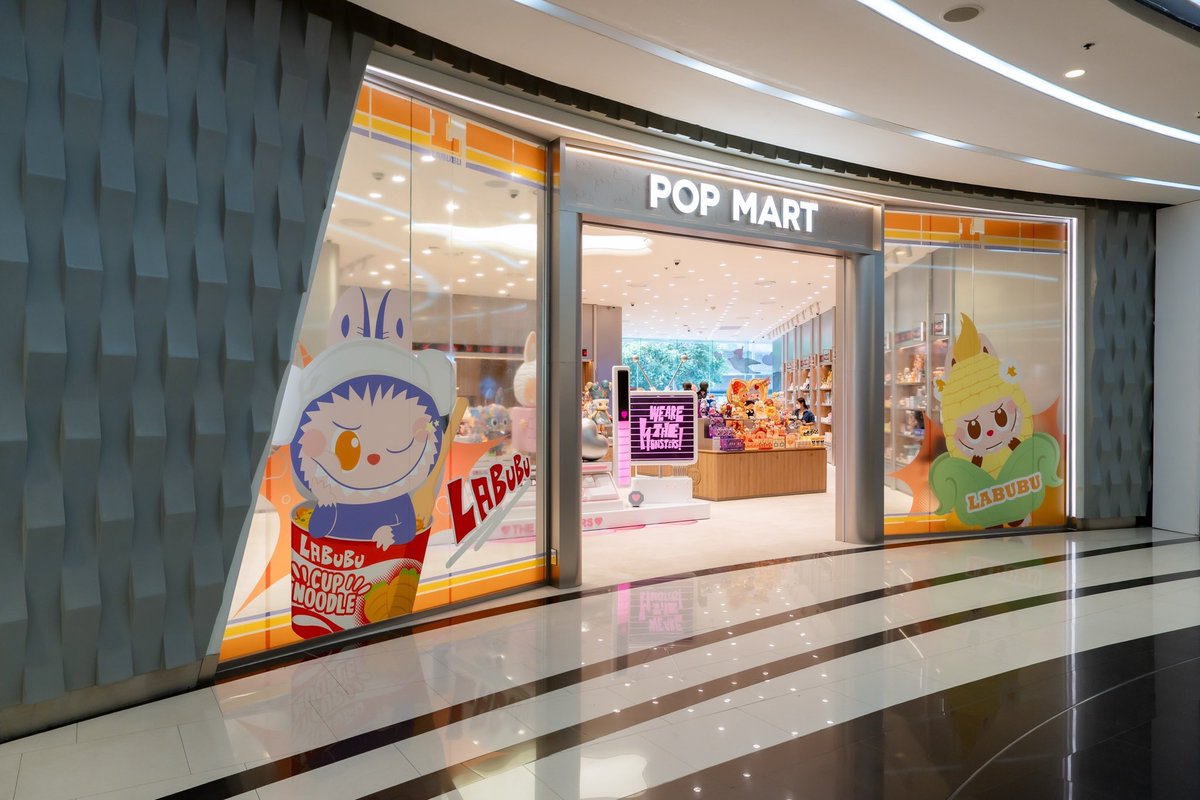 WEED_ENT's tweet photo. POP MART ยกความสนุกบุกรังสิต
เปิดพื้นที่ POP CULTURE และ ENTAINMENT แห่งใหม่ ณ ศูนย์การค้า ZPELL @ FUTURE PARK

#POPMARTTH #POPMARTZpell #HELLOZpell

POP MART THAILAND ภายใต้การบริหารของ POP MART INTERNATIONAL ผู้ผลิตและจัดจำหน่าย อาร์ตทอยส์รายใหญ่ระดับโลก ชวนแฟน ๆ ชาวป๊อปเปิดประสบการณ์ความสนุกครั้งใหญ่ กับการเปิดพื้นที่ POP CULTURE และ ENTERTAINMENT แห่งใหม่ ณ Zpell @ Future Park ที่พร้อมยกจักรวาลคาแรกเตอร์สุดฮิตมาให้ทุกคนได้อินแบบเต็มพิกัดภายใต้ธีม “The Monsters” ที่จะพาทุกคนก้าวเข้าสู่โลกสุดซนของแก๊งตัวป่วนอย่างใกล้ชิดกว่าที่เคย

จุดหมายแห่งใหม่ของสายอาร์ตทอยและป๊อปคัลเจอร์ พบกับ Molly, Crybaby, DIMOO, Hirono, SKULLPANDA, PUCKY และ Twinkle Twinkle พร้อมบรรยากาศที่ถูกออกแบบให้เต็มไปด้วยสีสัน และความสนุกในแบบฉบับของ POP MART 

นอกจากความน่ารักของคาแรกเตอร์แล้ว ยังจัดเต็มด้วยแรร์ไอเท็มที่ชาวป๊อปห้ามพลาด ทั้ง New Collection ที่เพิ่งเปิดตัว, คอลเลกชันพิเศษ The Monsters 10th Anniversary ฉลองครบรอบสุดยิ่งใหญ่, Must-Have Items และ Best Seller ที่ได้รับความนิยมอย่างต่อเนื่อง รวมถึง พวงกุญแจ Plush Doll สุดคิวต์, คอลเลกชัน Twinkle Twinkle Crush On You และ คอลเลกชัน Celebrate Year of the Horse ให้เหล่านักสะสมได้เลือกช้อปอย่างจุใจ

อีกหนึ่งไฮไลต์กับความสดชื่นสุดเอ็กซ์คลูซีฟกับเมนู TWINKLE TWINKLE POPSICLE 2 รสชาติ Strawberry Milk และ Mango Yuzu ที่รังสรรค์ขึ้นเพื่อแฟน ๆ ชาวไทยโดยเฉพาะ วางจำหน่ายเฉพาะวันที่ 18 – 22 กุมภาพันธ์ 2569 เท่านั้น 

คุณศิริพร แผลงจันทึก Head of the Southeast Asia Region บริษัท ป๊อป มาร์ท (ประเทศไทย) กล่าวว่า “การเปิดพื้นที่ครั้งใหม่นี้ สะท้อนถึงความตั้งใจในการสร้างคอมมูนิตี้ของคนรักอาร์ตทอยให้แข็งแรงยิ่งขึ้น ไม่ว่าจะเป็นชาวป๊อปมือใหม่หรือชาวป๊อปตัวยง ต่างสามารถมาร่วมแบ่งปันแรงบันดาลใจ แลกเปลี่ยนประสบการณ์ และดื่มด่ำกับโลกแห่งจินตนาการที่ไร้ขีดจำกัดได้อย่างเต็มที่” 

ภายในงานยังได้รับเกียรติจากเหล่าศิลปินและนักแสดง อาทิ บิลลี่-ภัทรชนน อ่อนสอาด, ตี๋-ธนพล จารุจิตรานนท์, ชอน-ชวิศกา วรโรจน์โยธิน, ดีแลนด์-เดโชชัย ธิติอภิธาน, เกรซ-พัชร์สิตา อธิอนันตศักดิ์, อ้น-อัครวัฒน์ จุมพลวิวัฒน์, บี-อภิสิทธิ์ แสงมิ่ง, เยียร์-โชติทัศน์ เจตธำรงชัย และทัพศิลปินมากมาย มาร่วมสร้างสีสันและฉลองโมเมนต์พิเศษของการเปิดพื้นที่ใหม่ ท่ามกลางบรรยากาศสุดคึกคักของแฟน ๆ ชาวป๊อป

มาร่วมเป็นส่วนหนึ่งของโลกอาร์ตทอย ได้ที่ POP MART ณ ชั้น G ศูนย์การค้า ZPELL @ FUTURE PARK พร้อมติดตามข่าวสาร กิจกรรม และสินค้าใหม่ ๆ ได้ที่ Facebook: POP MART THAILAND และ Instagram, Twitter, TikTok: popmartth

📷 https://t.co/rNnueN9CVE