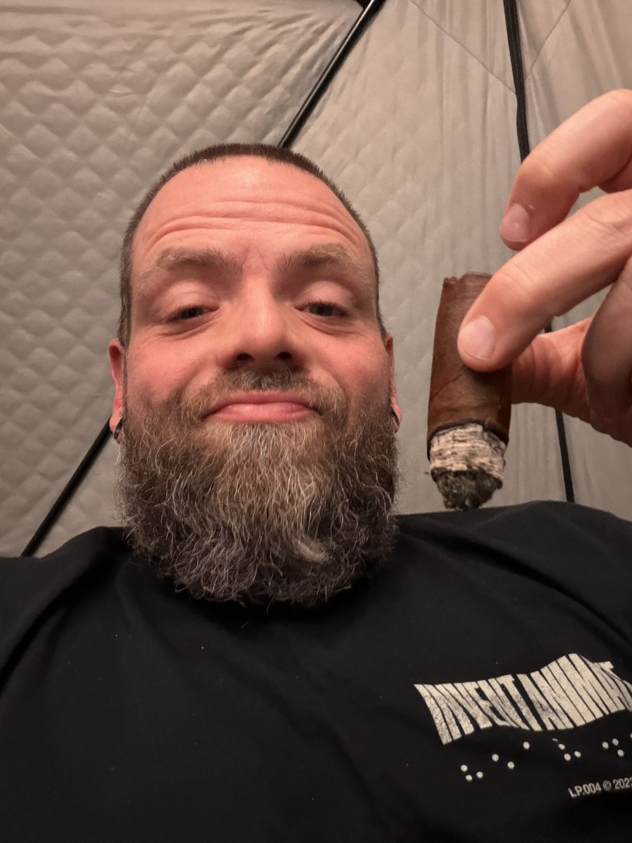 Widd62285's tweet photo. Another great cigar from @stevesaka! #Dunbarton Mi Querida Gorilo Gordo. Damn good! Rated it an 8.9. Nice medium body smoke with great flavor. #BLLuxuries @JGarciaCigar @Suthern45 https://t.co/yQRXsXzaL3