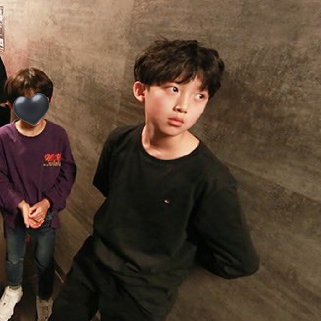 myratnee's tweet photo. 우진이 댄스학원 사진 !!!🕺🏻
진짜 똑같이생겻고 똑같이 커여움.. 
#롱샷 #LNGSHOT #우진 https://t.co/wBmi8vF26j