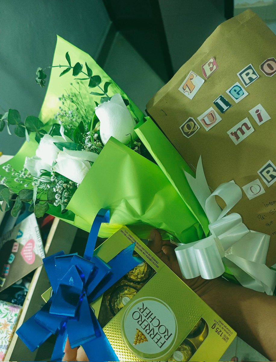 Miguel_Pech2000's tweet photo. Post para inmortalizar mi regalo del 14, primera vez en la vida que me regalan flores :') https://t.co/MIAyHkOuUA