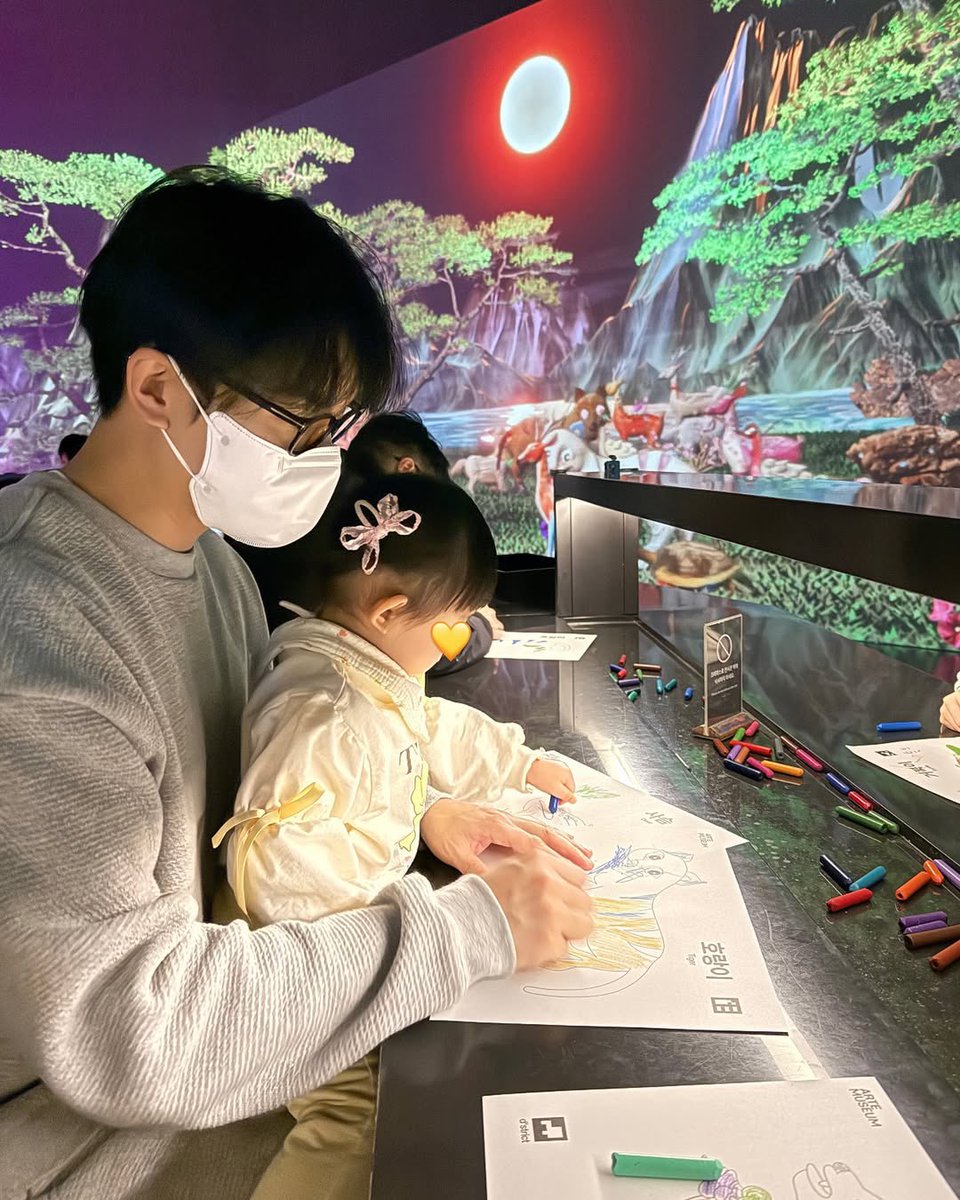 Lee Seung Gi sama Lee Dain lagi ngemong anak 🤏🏼

Aduh lucunya, bentar lagi mau punya adek