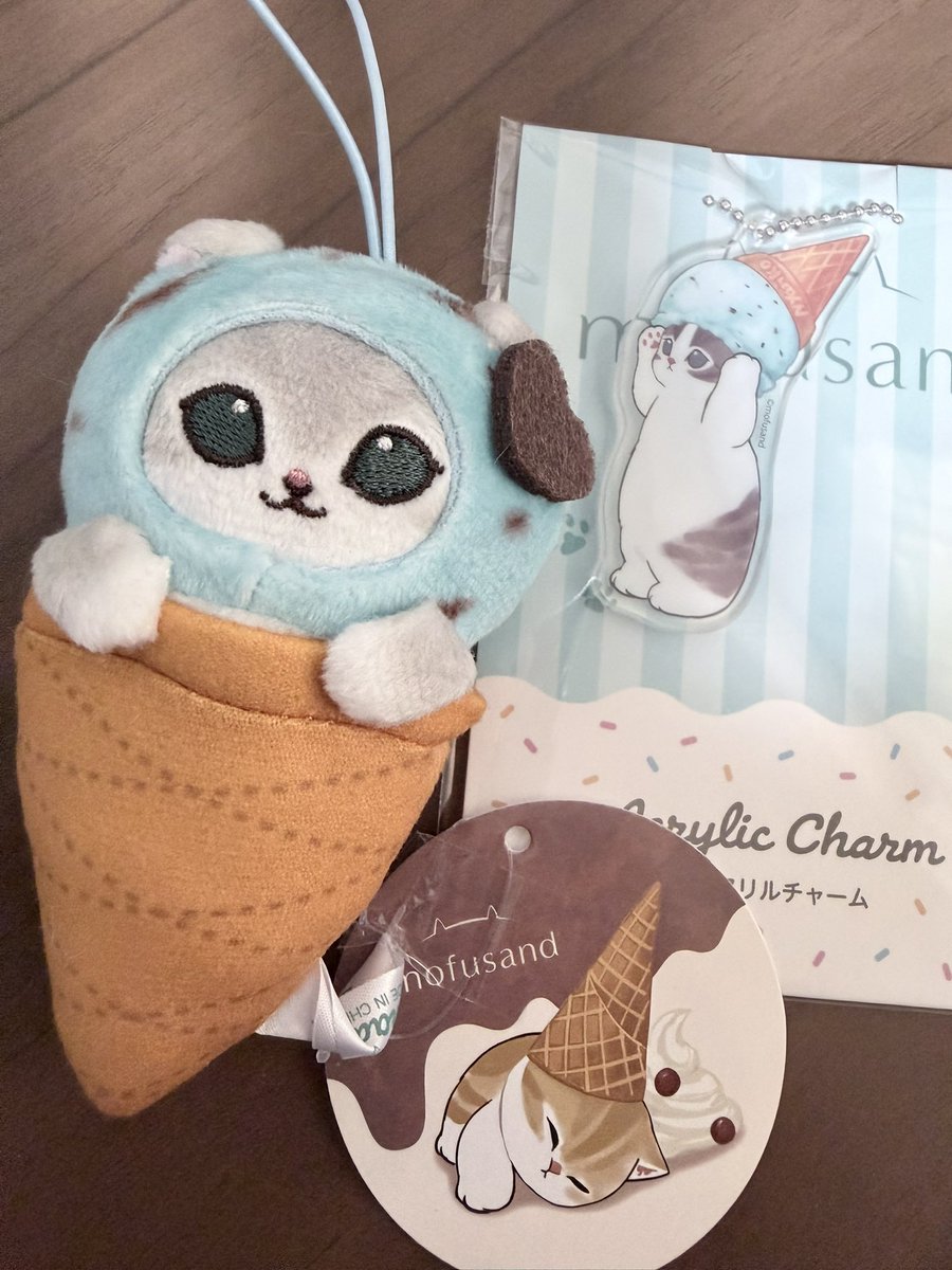 erurut's tweet photo. 今日ファミマでアイス2個買ってもらったアイスにゃんアクリルチャームと、前にゲーセンで自分で取ったアイスにゃん。揃ったーかわいい(๑>ᴗ<)
（アイスにゃんっていう名前は勝手につけた） https://t.co/vCR8BM7jmv