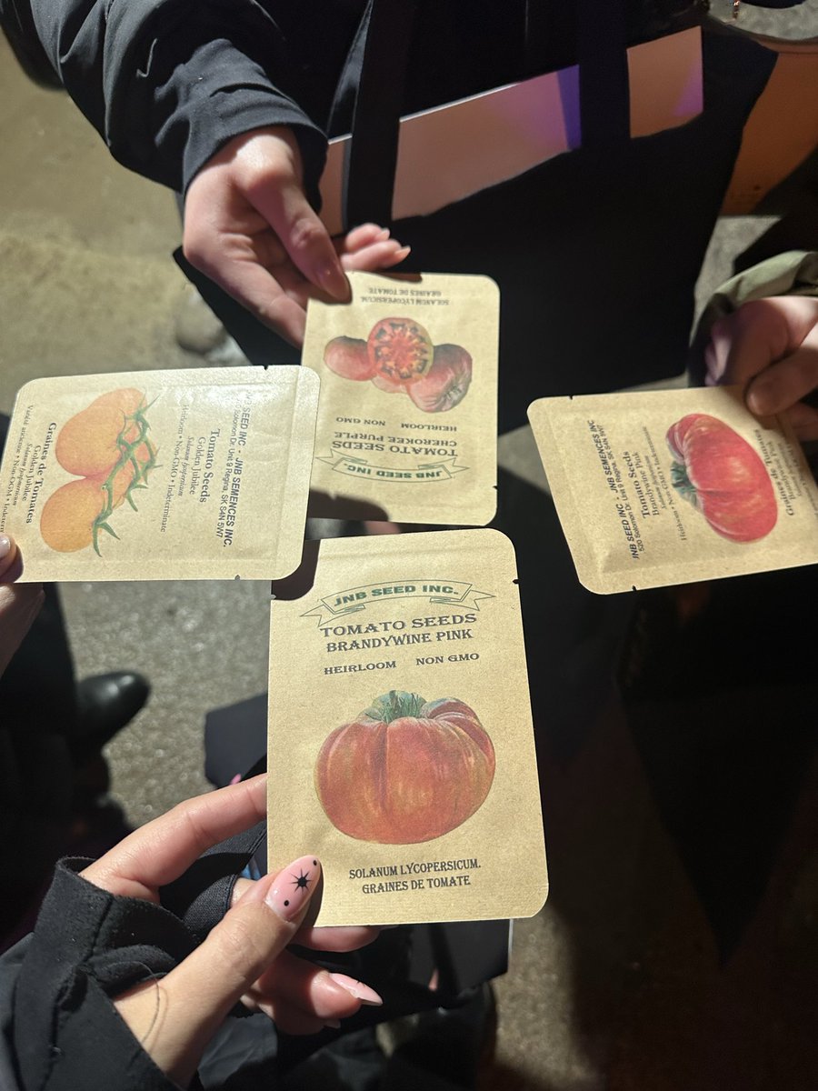 smutnfluff's tweet photo. Thanks for the tomatoes seeds and the tote bag  Harold #harrystyles #kissco loved the listening party <3 https://t.co/0BDDAL6IZN