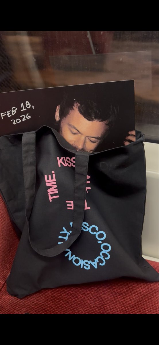 smutnfluff's tweet photo. Thanks for the tomatoes seeds and the tote bag  Harold #harrystyles #kissco loved the listening party <3 https://t.co/0BDDAL6IZN