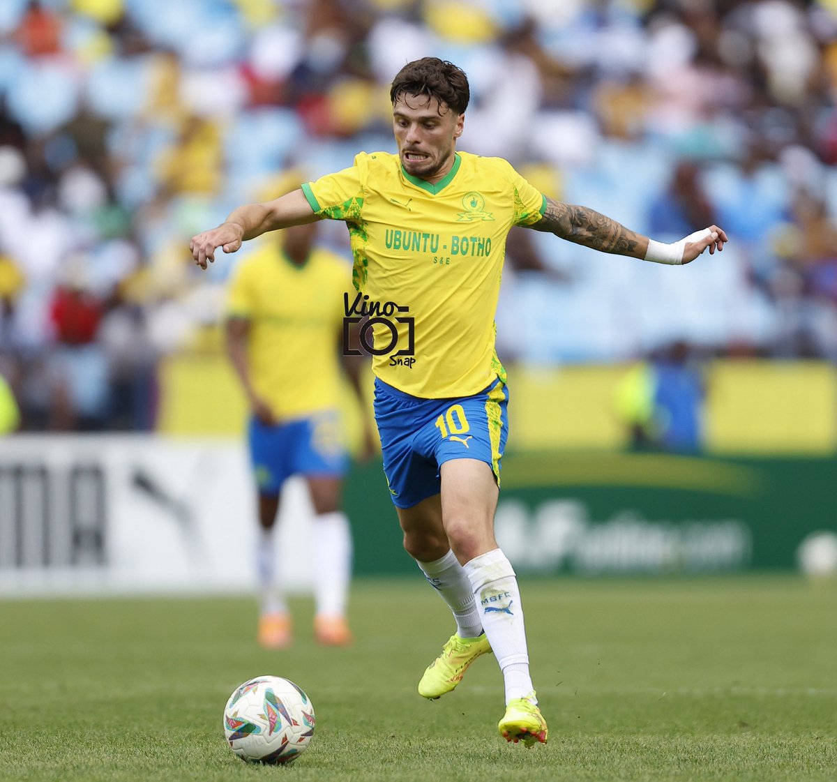 Once you see this pause, know that it chai. He can locate Irvin Khozas lost teeth with one pass. What a player <a href="/Masandawana/">Mamelodi Sundowns FC</a>