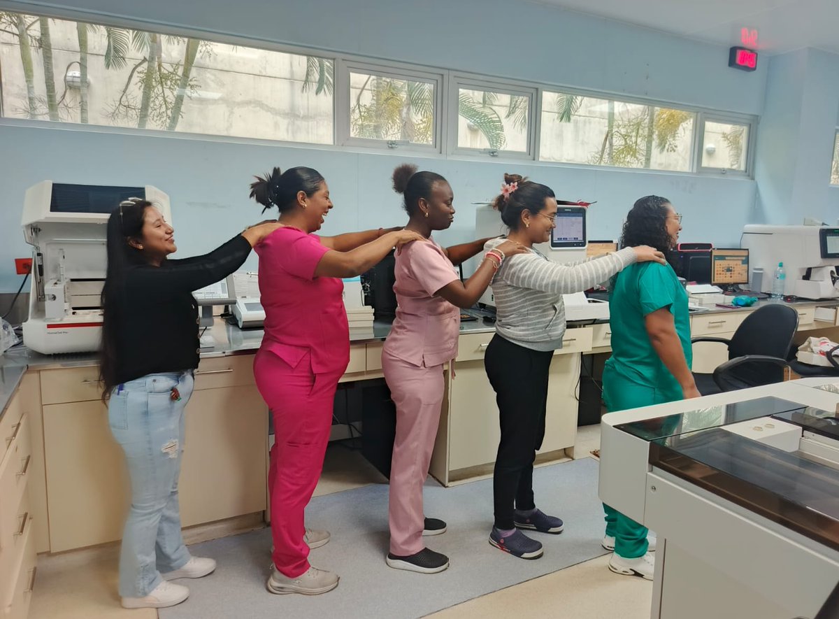SaludImbabura's tweet photo. #Esmeraldas | Personal del hospital Delfina Torres de Concha, para disminuir el stress laboral , realizan pausas activas que mejoran su estado de ánimo brindando una atención de calidez a los usuarios. #ElNuevoEcuadorImpulsa https://t.co/6v8ouQFQ2r