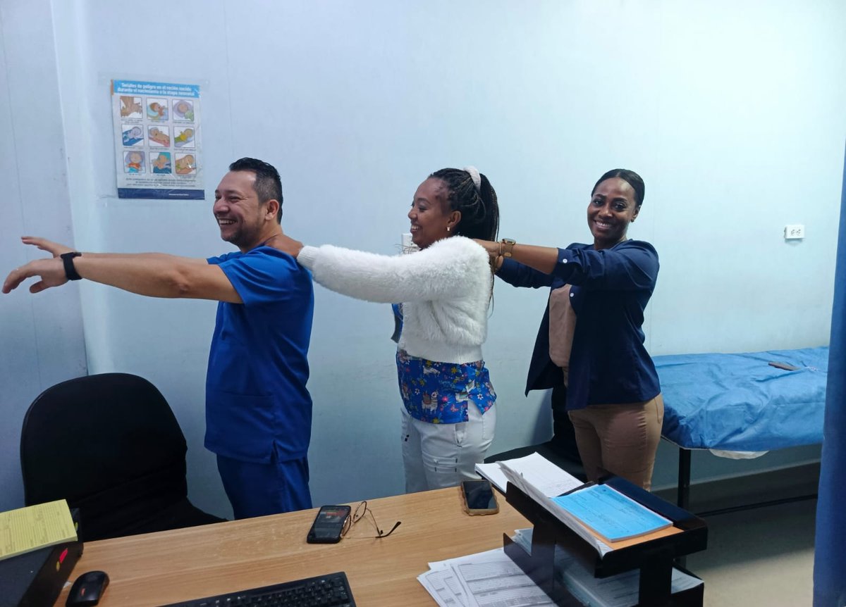 #Esmeraldas | Personal del hospital Delfina Torres de Concha, para disminuir el stress laboral , realizan pausas activas que mejoran su estado de ánimo brindando una atención de calidez a los usuarios. #ElNuevoEcuadorImpulsa