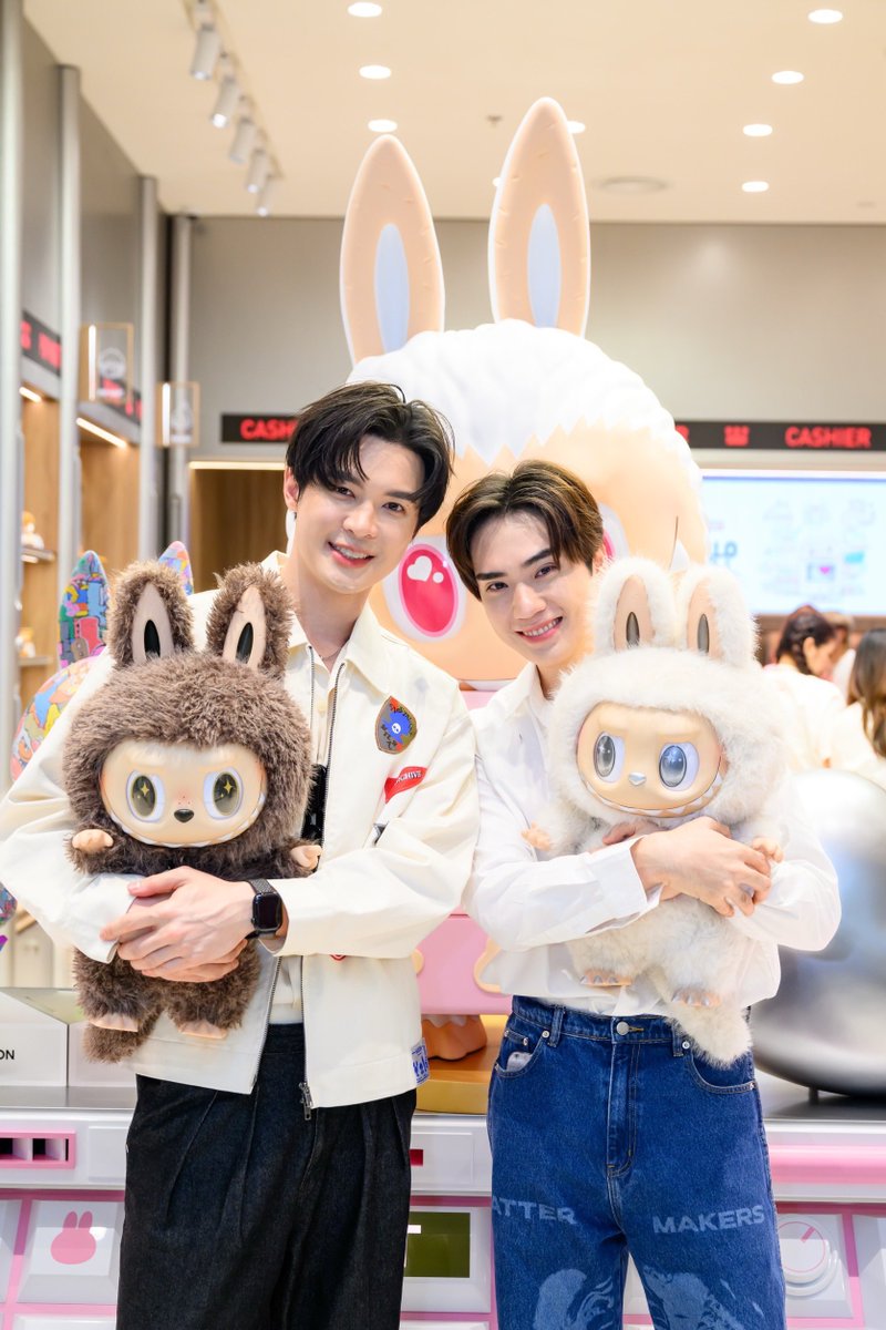 TripleclickTH's tweet photo. @popmartth ยกความสนุกบุกรังสิต เปิดพื้นที่ POP CULTURE และ ENTAINMENT แห่งใหม่ ภายใต้ธีม “The Monsters” 

#POPMARTTH #POPMARTZpell #HELLOZpell 

ที่จะพาทุกคนก้าวเข้าสู่โลกสุดซนของแก๊งตัวป่วน พร้อมจัดเต็มด้วยแรร์ไอเท็มที่ชาวป๊อปห้ามพลาด ทั้ง New Collection ที่เพิ่งเปิดตัว, คอลเลกชันพิเศษ The Monsters 10th Anniversary ฉลองครบรอบสุดยิ่งใหญ่, Must-Have Items และ Best Seller ที่ได้รับความนิยมอย่างต่อเนื่อง รวมถึง พวงกุญแจ Plush Doll สุดคิวต์, คอลเลกชัน Twinkle Twinkle Crush On You และ คอลเลกชัน Celebrate Year of the Horse ให้เหล่านักสะสมได้เลือกช้อปอย่างจุใจ