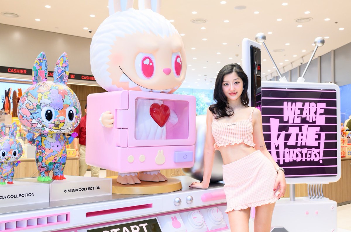 TripleclickTH's tweet photo. @popmartth ยกความสนุกบุกรังสิต เปิดพื้นที่ POP CULTURE และ ENTAINMENT แห่งใหม่ ภายใต้ธีม “The Monsters” 

#POPMARTTH #POPMARTZpell #HELLOZpell 

ที่จะพาทุกคนก้าวเข้าสู่โลกสุดซนของแก๊งตัวป่วน พร้อมจัดเต็มด้วยแรร์ไอเท็มที่ชาวป๊อปห้ามพลาด ทั้ง New Collection ที่เพิ่งเปิดตัว, คอลเลกชันพิเศษ The Monsters 10th Anniversary ฉลองครบรอบสุดยิ่งใหญ่, Must-Have Items และ Best Seller ที่ได้รับความนิยมอย่างต่อเนื่อง รวมถึง พวงกุญแจ Plush Doll สุดคิวต์, คอลเลกชัน Twinkle Twinkle Crush On You และ คอลเลกชัน Celebrate Year of the Horse ให้เหล่านักสะสมได้เลือกช้อปอย่างจุใจ