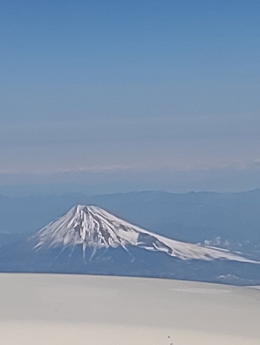 hiro44046848's tweet photo. 久しぶりの東京出張✈️
雪景色の富士山🏔️をパシャリ📷️
＃富士山 https://t.co/H9vWCPGVY2