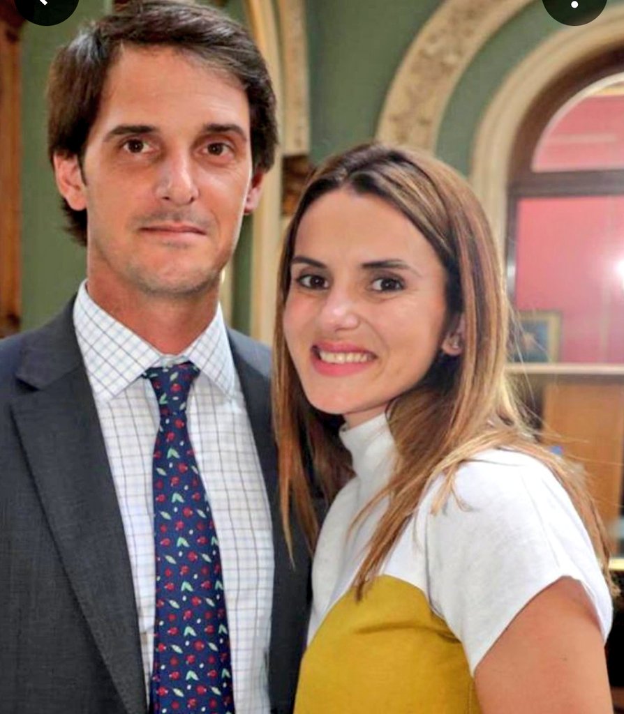 ariel_ross84160's tweet image. Canal 4 tráfico programas propios a cambio de la embajada en Portugal que le otorgaron a Carolina Ache esposa del dueño del Canal, la embajada salía si sacaban al programa Santo y Seña , la flia Romay demostró ser una basura 🤫👇