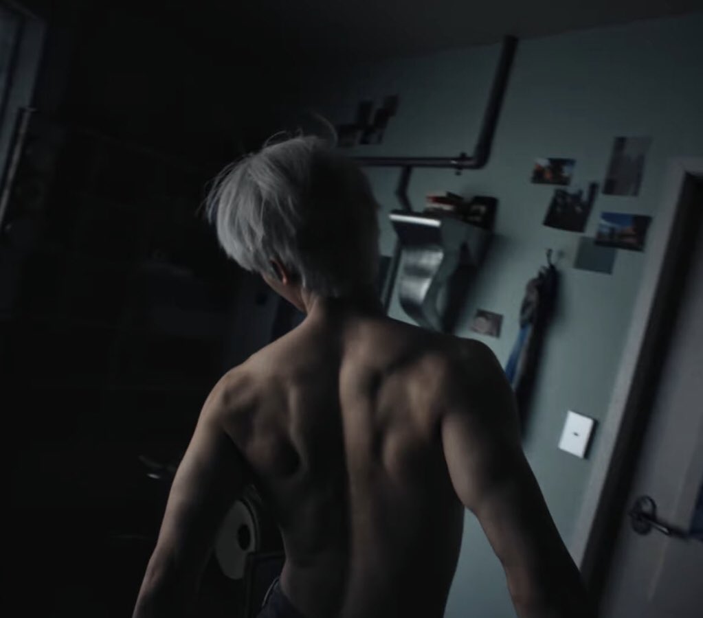 เออหรือจะใช่ ซีนน้องแจมินผมขาวคือถ่ายเก็บไว้ตั้งแต่ปี2024 แถมเจ้าตัวถ่ายสปอยล์ตอนถอดเสื้อลงไว้ด้วยแต่ไม่มีใครนึกถึง คิดว่าแค่หลังจากออกกำลังกาย 555555 ในเทรเลอร์ขนาดตัวก็ยังเหมือน bulking อยู่เลย ในขณะที่ตอนนี้ชี cutting แล้ว อมกกกก ถ้าใช่คือตั้งแต่กันยา 2024 เลยนะ ปีกว่าอ่ะ!!