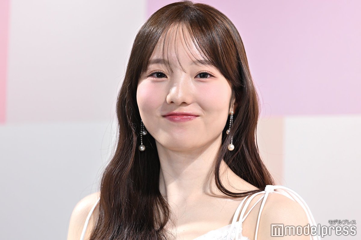 modelpress's tweet photo. 本田真凜、素肌際立つ純白ロングドレス姿で登場

🗨️“人生初の体験”を告白「禁止事項の1つだった」
「15分くらいで帰っちゃいました（笑）」
https://t.co/KxhzBc0lw5

#本田真凜 https://t.co/LnUeQmodSH