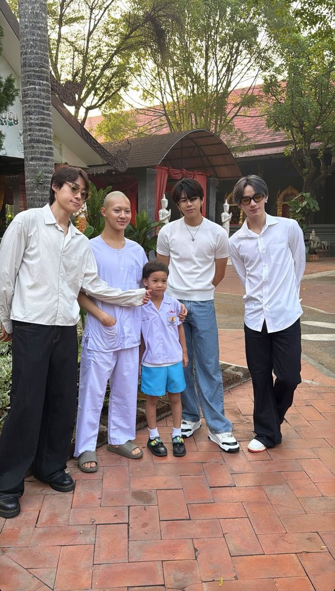 น่ารักอะ 🥺🤍🥺🤍🥺🤍

#Lego_Rapeepong 🙏🏻🌟
#nnutdan #TuiChayatorn #hongshihoshi #lykn