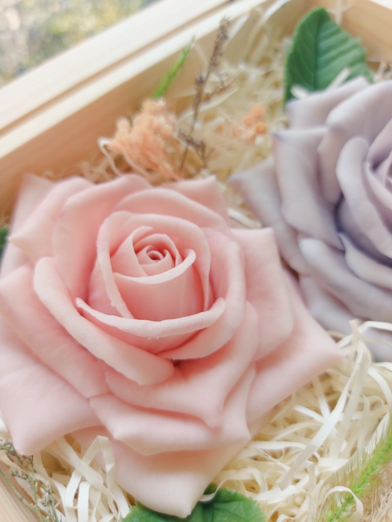 อารมณ์ตอนนี้ stay clam มาก ทั้งๆ ที่ยังไม่ได้กินมัตจะ วันนี้มีงานเนริกิริแหละ แต่เจอรูปกุหลาบชอคโกแลตในเครื่องเลยขอเอามาลงหน่อยค่ะ  
น้อง🌹ทำจากไวท์ชอคโกแลตนะคะ กินได้ทั้งดอกและใบ แต่คนทำเองก็ไม่กล้ากินค่ะ ทำใส่กล่องตั้งโชว์ แค่เห็นดอกไม้สวยๆ ก็อารมณ์ดีได้เนอะ 🥰