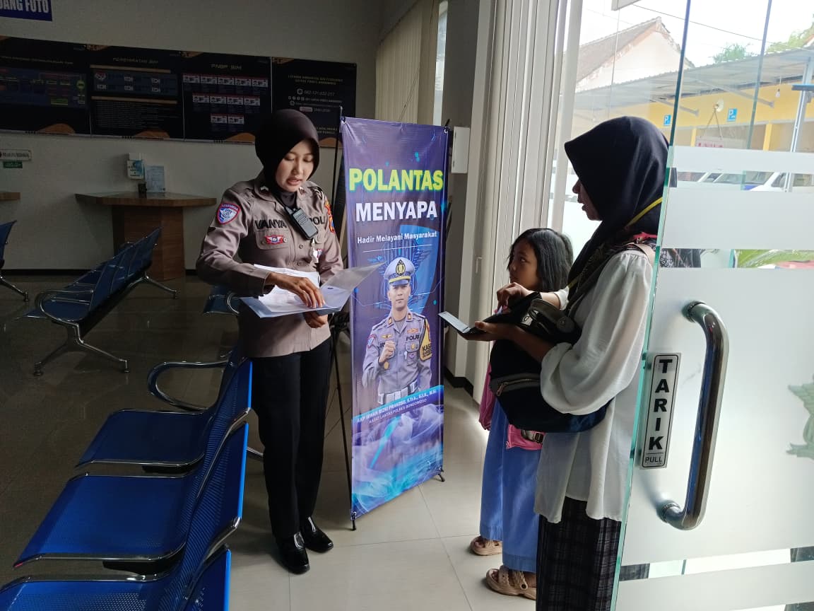 Memberikan informasi kepada pemohon SIM mengenai mekanisme penerbitan SIM