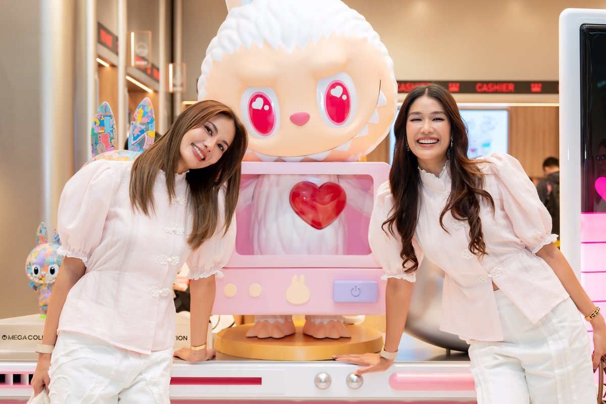 AllNews_th's tweet photo. POP MART ยกความสนุกบุกรังสิต
เปิดพื้นที่ POP CULTURE และ ENTAINMENT แห่งใหม่ ณ ศูนย์การค้า ZPELL @ FUTURE PARK

#bbil1ypn #TEeThanapon 
#ดีแลนด์ชอน 
#POPMARTTH #POPMARTZpell #HELLOZpell

🔗https://t.co/06mD2oqkLG
POP MART THAILAND ภายใต้การบริหารของ POP MART INTERNATIONAL ผู้ผลิตและจัดจำหน่าย อาร์ตทอยส์รายใหญ่ระดับโลก ชวนแฟน ๆ ชาวป๊อปเปิดประสบการณ์ความสนุกครั้งใหญ่ กับการเปิดพื้นที่ POP CULTURE และ ENTERTAINMENT แห่งใหม่ ณ Zpell @ Future Park ที่พร้อมยกจักรวาลคาแรกเตอร์สุดฮิตมาให้ทุกคนได้อินแบบเต็มพิกัดภายใต้ธีม “The Monsters” ที่จะพาทุกคนก้าวเข้าสู่โลกสุดซนของแก๊งตัวป่วนอย่างใกล้ชิดกว่าที่เคย

จุดหมายแห่งใหม่ของสายอาร์ตทอยและป๊อปคัลเจอร์ พบกับ Molly, Crybaby, DIMOO, Hirono, SKULLPANDA, PUCKY และ Twinkle Twinkle พร้อมบรรยากาศที่ถูกออกแบบให้เต็มไปด้วยสีสัน และความสนุกในแบบฉบับของ POP MART 
นอกจากความน่ารักของคาแรกเตอร์แล้ว ยังจัดเต็มด้วยแรร์ไอเท็มที่ชาวป๊อปห้ามพลาด ทั้ง New Collection ที่เพิ่งเปิดตัว, คอลเลกชันพิเศษ The Monsters 10th Anniversary ฉลองครบรอบสุดยิ่งใหญ่, Must-Have Items และ Best Seller ที่ได้รับความนิยมอย่างต่อเนื่อง รวมถึง พวงกุญแจ Plush Doll สุดคิวต์, คอลเลกชัน Twinkle Twinkle Crush On You และ คอลเลกชัน Celebrate Year of the Horse ให้เหล่านักสะสมได้เลือกช้อปอย่างจุใจ
อีกหนึ่งไฮไลต์กับความสดชื่นสุดเอ็กซ์คลูซีฟกับเมนู TWINKLE TWINKLE POPSICLE 2 รสชาติ Strawberry Milk และ Mango Yuzu ที่รังสรรค์ขึ้นเพื่อแฟน ๆ ชาวไทยโดยเฉพาะ วางจำหน่ายเฉพาะวันที่ 18 – 22 กุมภาพันธ์ 2569 เท่านั้น 

คุณศิริพร แผลงจันทึก Head of the Southeast Asia Region บริษัท ป๊อป มาร์ท (ประเทศไทย) กล่าวว่า “การเปิดพื้นที่ครั้งใหม่นี้ สะท้อนถึงความตั้งใจในการสร้างคอมมูนิตี้ของคนรักอาร์ตทอยให้แข็งแรงยิ่งขึ้น ไม่ว่าจะเป็นชาวป๊อปมือใหม่หรือชาวป๊อปตัวยง ต่างสามารถมาร่วมแบ่งปันแรงบันดาลใจ แลกเปลี่ยนประสบการณ์ และดื่มด่ำกับโลกแห่งจินตนาการที่ไร้ขีดจำกัดได้อย่างเต็มที่” 

ภายในงานยังได้รับเกียรติจากเหล่าศิลปินและนักแสดง อาทิ บิลลี่-ภัทรชนน อ่อนสอาด, ตี๋-ธนพล จารุจิตรานนท์, ชอน-ชวิศกา วรโรจน์โยธิน, ดีแลนด์-เดโชชัย ธิติอภิธาน, เกรซ-พัชร์สิตา อธิอนันตศักดิ์, อ้น-อัครวัฒน์ จุมพลวิวัฒน์, 
บี-อภิสิทธิ์ แสงมิ่ง, เยียร์-โชติทัศน์ เจตธำรงชัย และทัพศิลปินมากมาย มาร่วมสร้างสีสันและฉลองโมเมนต์พิเศษของการเปิดพื้นที่ใหม่ ท่ามกลางบรรยากาศสุดคึกคักของแฟน ๆ ชาวป๊อป
มาร่วมเป็นส่วนหนึ่งของโลกอาร์ตทอย ได้ที่ POP MART ณ ชั้น G ศูนย์การค้า ZPELL @ FUTURE PARK พร้อมติดตามข่าวสาร กิจกรรม และสินค้าใหม่ ๆ ได้ที่ Facebook: POP MART THAILAND และ Instagram, Twitter, TikTok: popmartth