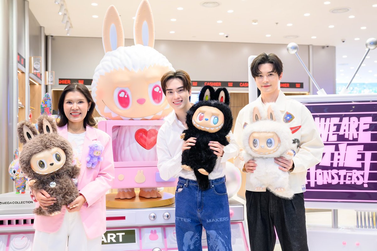 AllNews_th's tweet photo. POP MART ยกความสนุกบุกรังสิต
เปิดพื้นที่ POP CULTURE และ ENTAINMENT แห่งใหม่ ณ ศูนย์การค้า ZPELL @ FUTURE PARK

#bbil1ypn #TEeThanapon 
#ดีแลนด์ชอน 
#POPMARTTH #POPMARTZpell #HELLOZpell

🔗https://t.co/06mD2oqkLG
POP MART THAILAND ภายใต้การบริหารของ POP MART INTERNATIONAL ผู้ผลิตและจัดจำหน่าย อาร์ตทอยส์รายใหญ่ระดับโลก ชวนแฟน ๆ ชาวป๊อปเปิดประสบการณ์ความสนุกครั้งใหญ่ กับการเปิดพื้นที่ POP CULTURE และ ENTERTAINMENT แห่งใหม่ ณ Zpell @ Future Park ที่พร้อมยกจักรวาลคาแรกเตอร์สุดฮิตมาให้ทุกคนได้อินแบบเต็มพิกัดภายใต้ธีม “The Monsters” ที่จะพาทุกคนก้าวเข้าสู่โลกสุดซนของแก๊งตัวป่วนอย่างใกล้ชิดกว่าที่เคย

จุดหมายแห่งใหม่ของสายอาร์ตทอยและป๊อปคัลเจอร์ พบกับ Molly, Crybaby, DIMOO, Hirono, SKULLPANDA, PUCKY และ Twinkle Twinkle พร้อมบรรยากาศที่ถูกออกแบบให้เต็มไปด้วยสีสัน และความสนุกในแบบฉบับของ POP MART 
นอกจากความน่ารักของคาแรกเตอร์แล้ว ยังจัดเต็มด้วยแรร์ไอเท็มที่ชาวป๊อปห้ามพลาด ทั้ง New Collection ที่เพิ่งเปิดตัว, คอลเลกชันพิเศษ The Monsters 10th Anniversary ฉลองครบรอบสุดยิ่งใหญ่, Must-Have Items และ Best Seller ที่ได้รับความนิยมอย่างต่อเนื่อง รวมถึง พวงกุญแจ Plush Doll สุดคิวต์, คอลเลกชัน Twinkle Twinkle Crush On You และ คอลเลกชัน Celebrate Year of the Horse ให้เหล่านักสะสมได้เลือกช้อปอย่างจุใจ
อีกหนึ่งไฮไลต์กับความสดชื่นสุดเอ็กซ์คลูซีฟกับเมนู TWINKLE TWINKLE POPSICLE 2 รสชาติ Strawberry Milk และ Mango Yuzu ที่รังสรรค์ขึ้นเพื่อแฟน ๆ ชาวไทยโดยเฉพาะ วางจำหน่ายเฉพาะวันที่ 18 – 22 กุมภาพันธ์ 2569 เท่านั้น 

คุณศิริพร แผลงจันทึก Head of the Southeast Asia Region บริษัท ป๊อป มาร์ท (ประเทศไทย) กล่าวว่า “การเปิดพื้นที่ครั้งใหม่นี้ สะท้อนถึงความตั้งใจในการสร้างคอมมูนิตี้ของคนรักอาร์ตทอยให้แข็งแรงยิ่งขึ้น ไม่ว่าจะเป็นชาวป๊อปมือใหม่หรือชาวป๊อปตัวยง ต่างสามารถมาร่วมแบ่งปันแรงบันดาลใจ แลกเปลี่ยนประสบการณ์ และดื่มด่ำกับโลกแห่งจินตนาการที่ไร้ขีดจำกัดได้อย่างเต็มที่” 

ภายในงานยังได้รับเกียรติจากเหล่าศิลปินและนักแสดง อาทิ บิลลี่-ภัทรชนน อ่อนสอาด, ตี๋-ธนพล จารุจิตรานนท์, ชอน-ชวิศกา วรโรจน์โยธิน, ดีแลนด์-เดโชชัย ธิติอภิธาน, เกรซ-พัชร์สิตา อธิอนันตศักดิ์, อ้น-อัครวัฒน์ จุมพลวิวัฒน์, 
บี-อภิสิทธิ์ แสงมิ่ง, เยียร์-โชติทัศน์ เจตธำรงชัย และทัพศิลปินมากมาย มาร่วมสร้างสีสันและฉลองโมเมนต์พิเศษของการเปิดพื้นที่ใหม่ ท่ามกลางบรรยากาศสุดคึกคักของแฟน ๆ ชาวป๊อป
มาร่วมเป็นส่วนหนึ่งของโลกอาร์ตทอย ได้ที่ POP MART ณ ชั้น G ศูนย์การค้า ZPELL @ FUTURE PARK พร้อมติดตามข่าวสาร กิจกรรม และสินค้าใหม่ ๆ ได้ที่ Facebook: POP MART THAILAND และ Instagram, Twitter, TikTok: popmartth