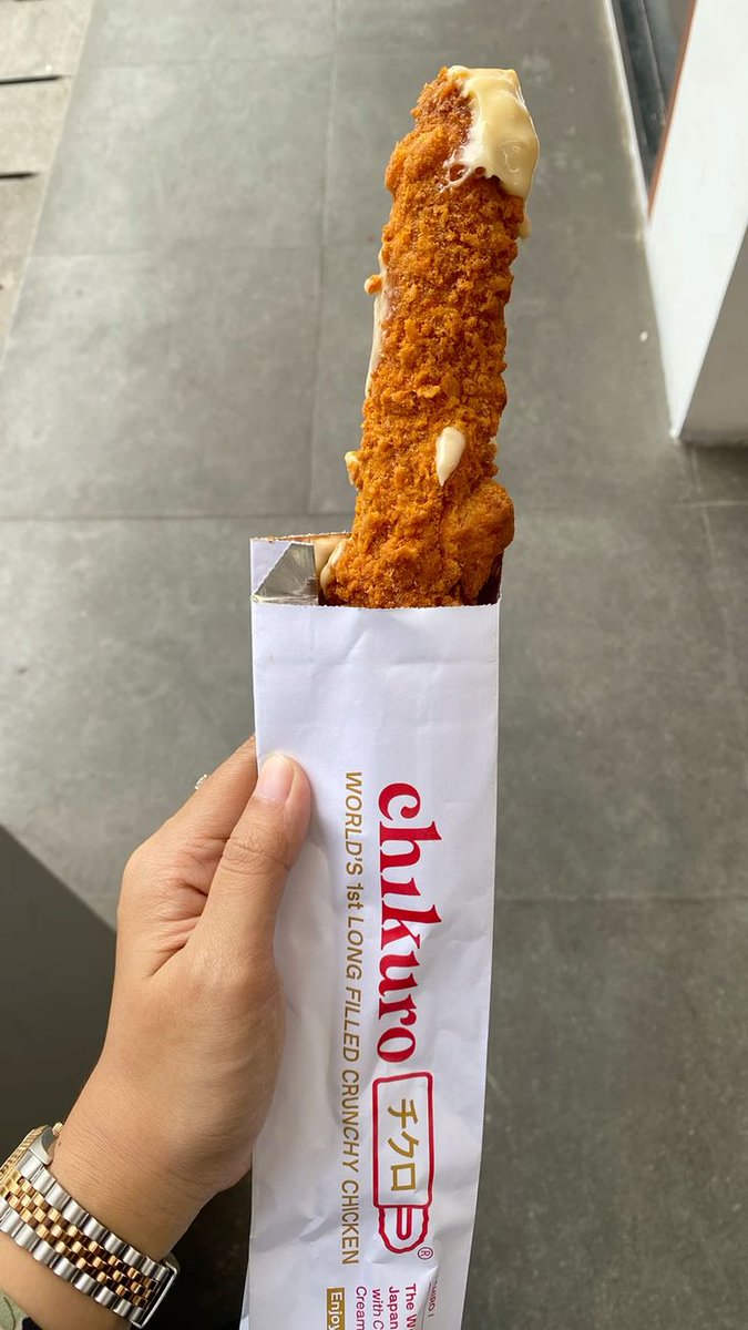 spillssyy's tweet photo. siang siang pengen nyemil, tapi mager banget buat keluar???!?! 
yaudah order aja CHIKURO, mana mantep banget lagi sausnya melimpah, gede juga. worth to buy sih!!! 
🖇 https://t.co/EHiPXsSmhp https://t.co/ivSJEKsIG1