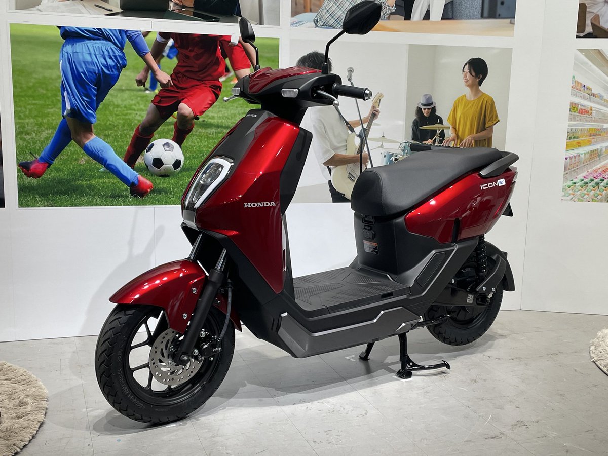 webike_bikenews's tweet photo. ホンダから新型の電動原付一種「ICON e：」登場！ 航続距離81km、着脱バッテリー含んで22万円！ https://t.co/5b6RSh4f0I