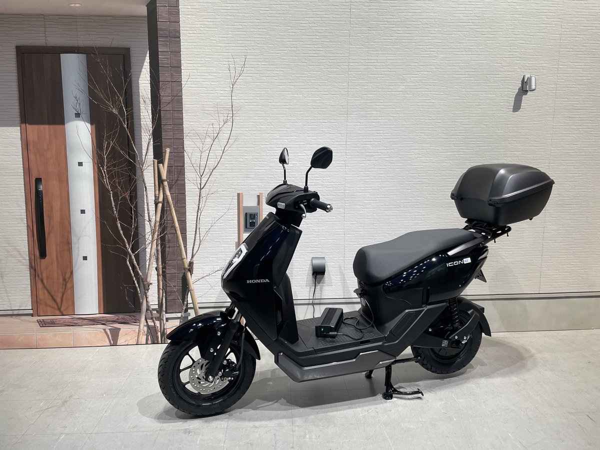 webike_bikenews's tweet photo. ホンダから新型の電動原付一種「ICON e：」登場！ 航続距離81km、着脱バッテリー含んで22万円！ https://t.co/5b6RSh4f0I