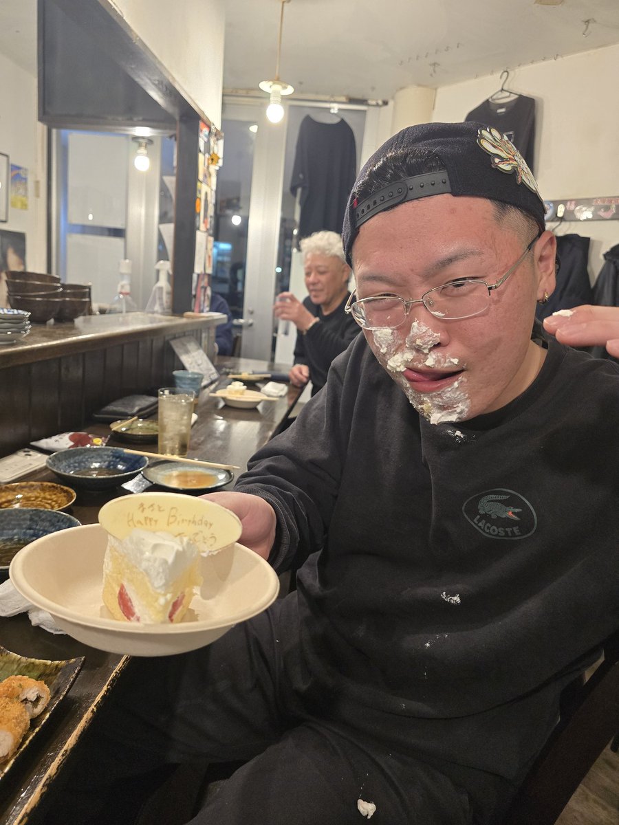 誕生日パーティーでの一コマw
ケーキは顔から行きましょう🍻